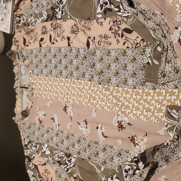 ♥️New boutique floral print ruffle cuff - Picture 13 of 16